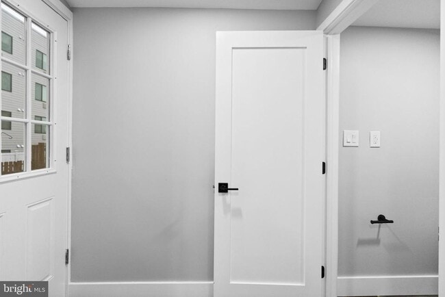 Building Photo - 449 Delmar St