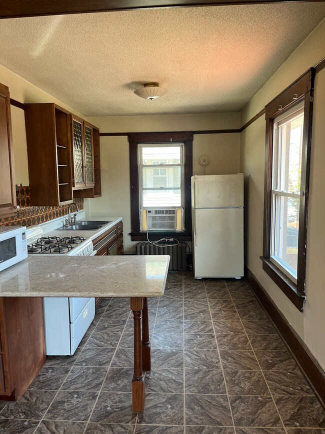 Building Photo - Charming, Vintage, Downtown Apartment