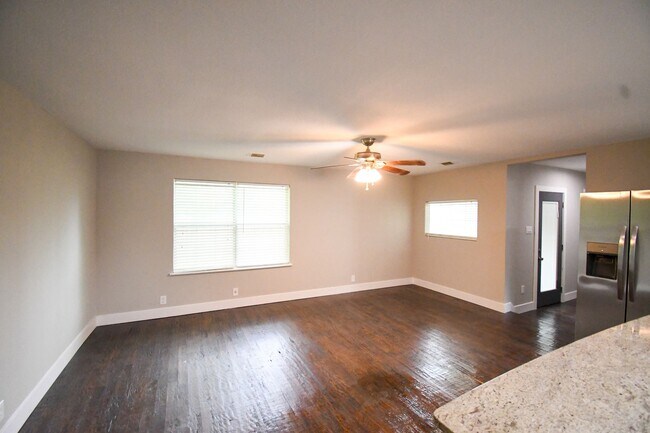 Building Photo - 4 bedroom / 3 bath in Irving