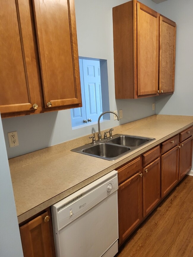 Building Photo - "Charming 2-Bedroom Townhouse on Skillmast...