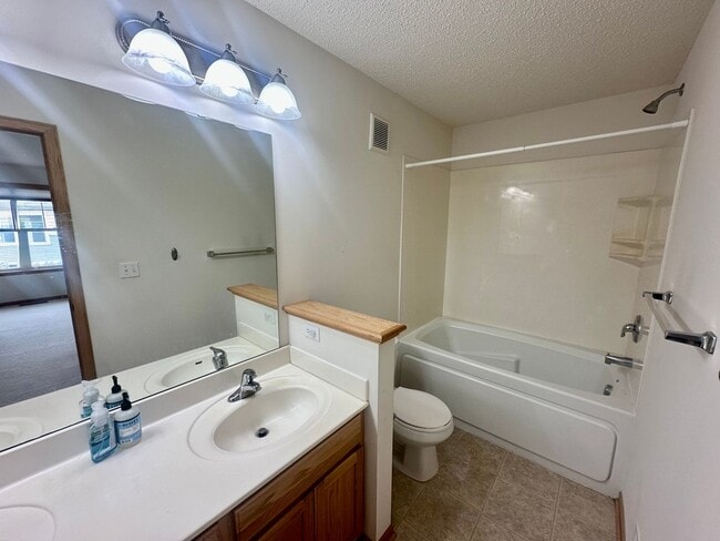 Building Photo - Gorgeous X-Large 4 Bedroom Townhome in Maplewood!