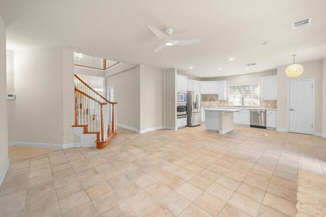 Building Photo - 7 Bed Home for August!