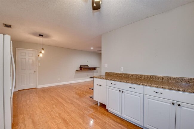 Building Photo - West Augusta Charm