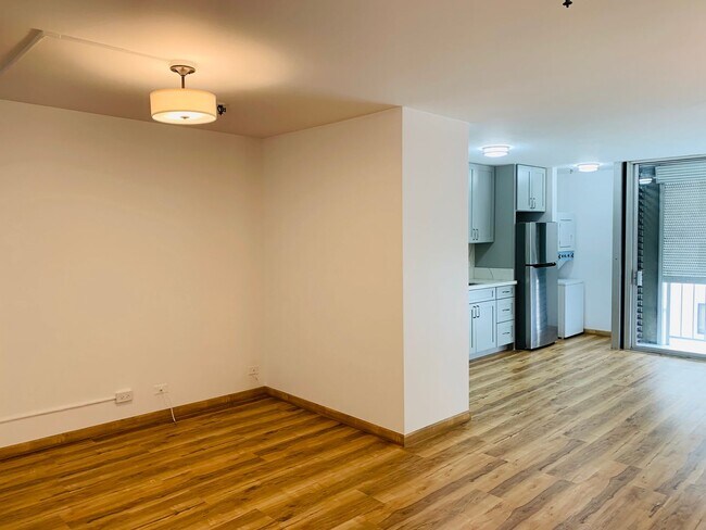 Building Photo - Fully Renovated 2/1/1 at Alexander Towers