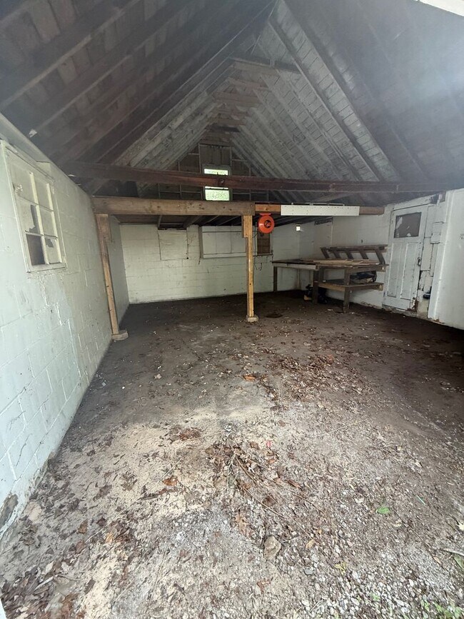 Building Photo - 4 Bedroom Home on an ACRE of land