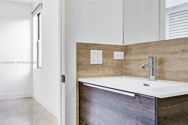 Building Photo - 2887 SW 33rd Ave