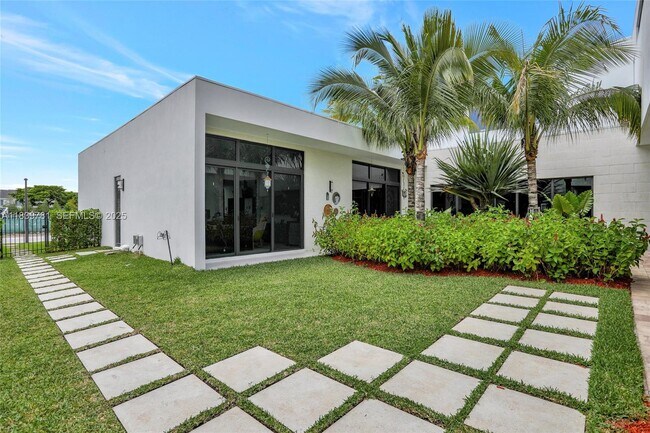 Building Photo - 16709 Botaniko Dr N