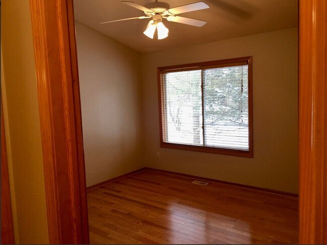 Building Photo - Adorable 2 bed 2 bath in Forest Hills Dist...