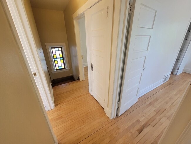 Building Photo - AVAILABLE October 1st! - 3 BED 1 BATH Home!
