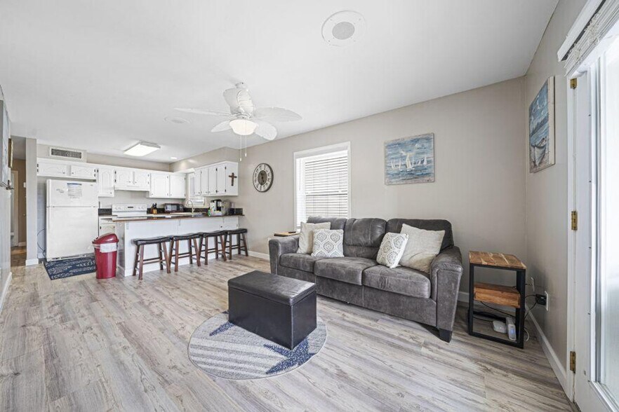 Primary Photo - 1476 W Lagoon Ave