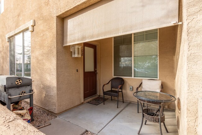 Building Photo - Adorable townhome in Phoenix!!