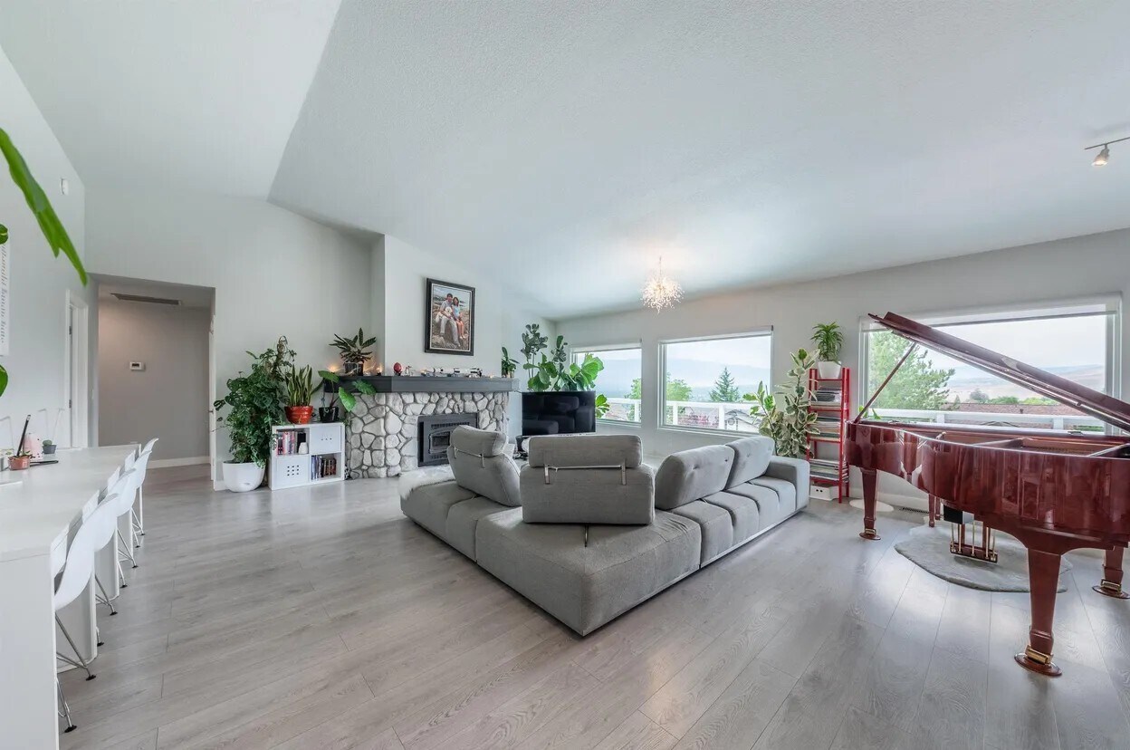 Building Photo - 932 University Ridge Ct