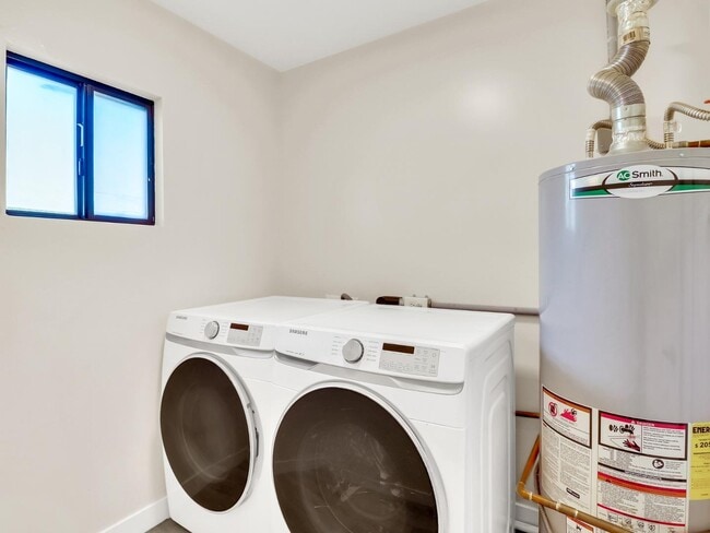 Building Photo - 544 W 17th Pl