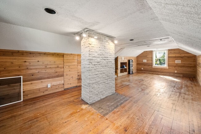Building Photo - 4 Bed 2.5 Bath Home with a large backyard ...