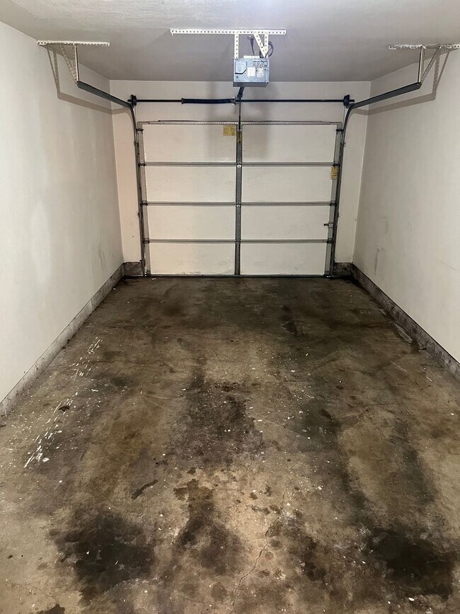 Building Photo - Two Bedroom Townhouse in South Salem with ...