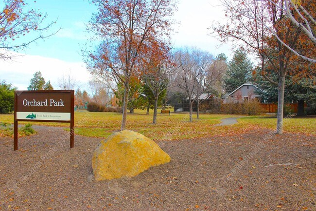 Building Photo - Spacious 3 BR w/ all wood floors and great midtown Bend location