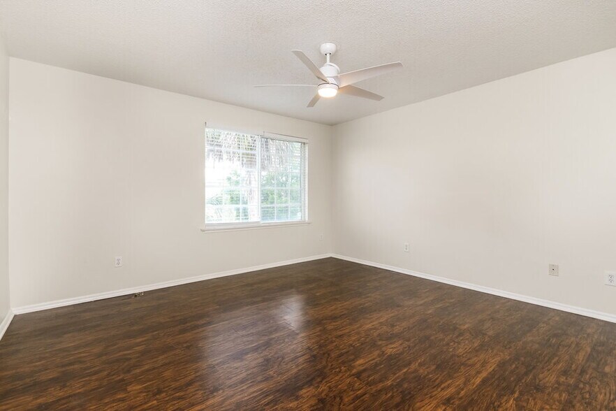 Building Photo - 1231 Heather Lake Dr