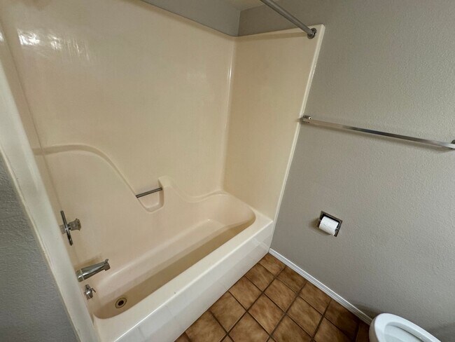 Building Photo - Updated 2 bedroom one bath Apartment in Oz...