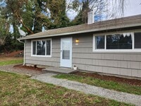 Building Photo - 2 Bedroom Duplex!!