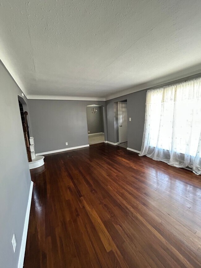 Building Photo - Spacious 3-Bedroom, 2-Bath House in South Euclid