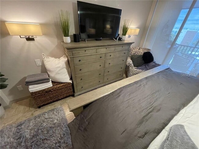 Building Photo - TURNKEY FURNISHED WATERFRONT RENTAL – Live the Island Life on Siesta Key