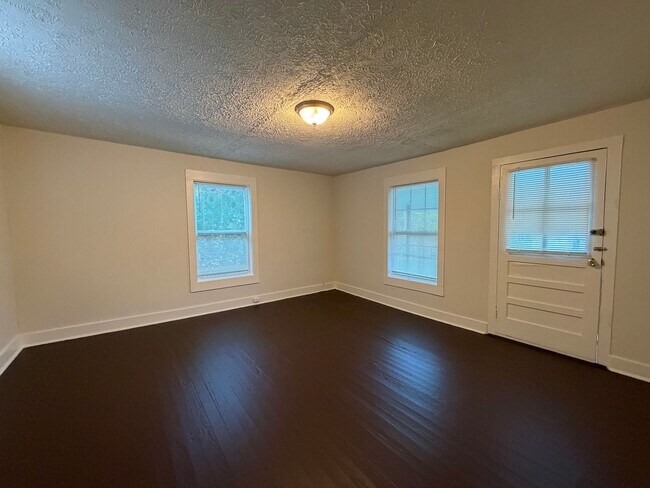 Building Photo - 2 N McLin St SW