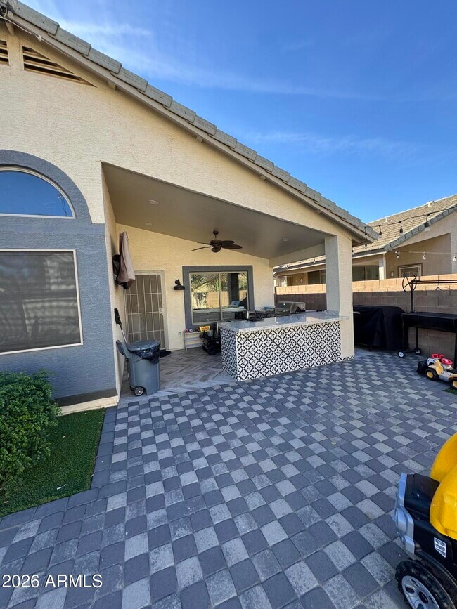 Building Photo - 734 E Kelsi Ave