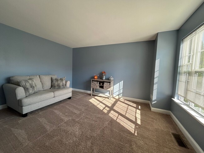 Building Photo - 84 Laks Ct