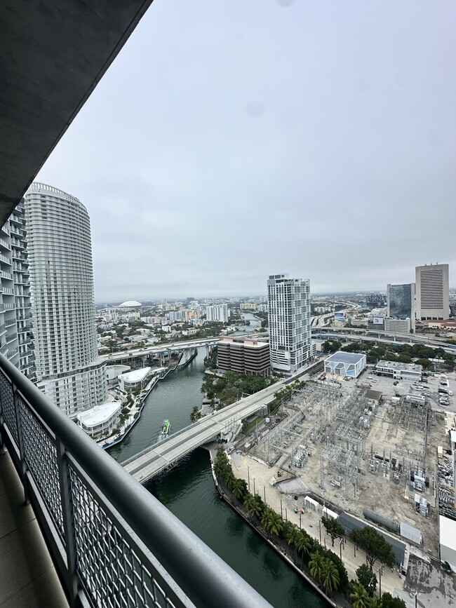 Building Photo - 1050 Brickell Ave