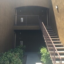 Building Photo - 950 Seven Hills Dr