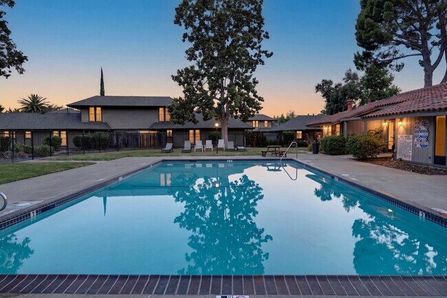 Building Photo - Updated Ground-Floor End Unit with Pool Access & No Stairs in West Roundtree!