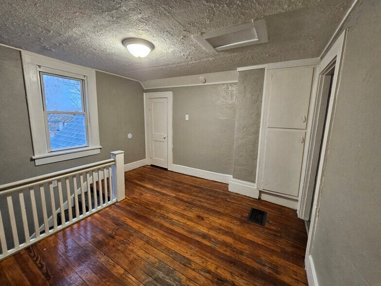 Building Photo - 811 E 29th St