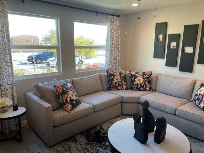 Building Photo - 3 Bedrooms Townhouse For Rent