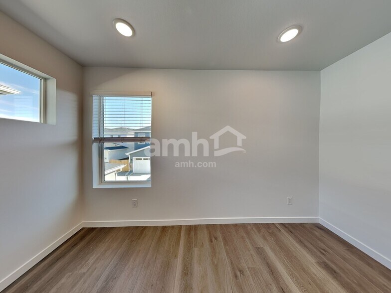 Building Photo - 340 N Addison Way