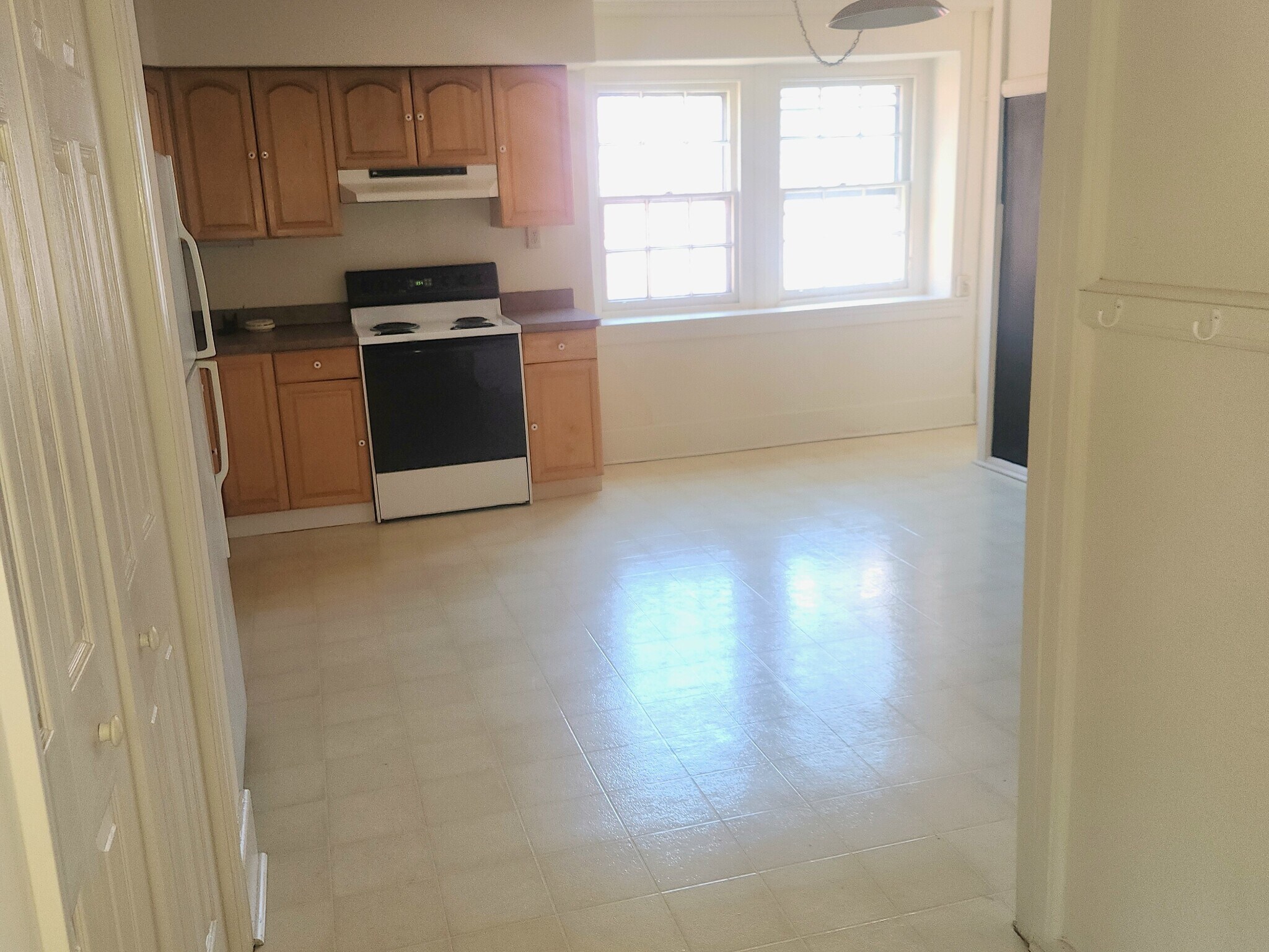 Kitchen and Dining - 15 W Oakland Ave