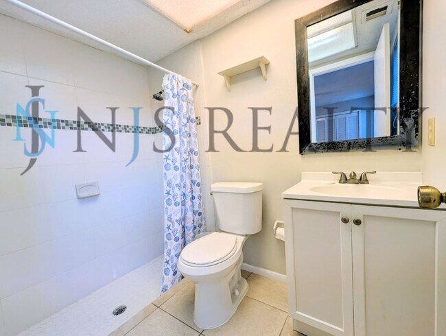 Building Photo - Beautifully updated 3/2/2 1500 Sq. Ft. with fenced yard, tile floors, HUGE living room and a corn...