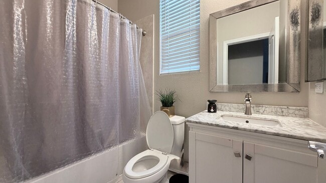 Building Photo - Chula Vista townhouse now available for rent