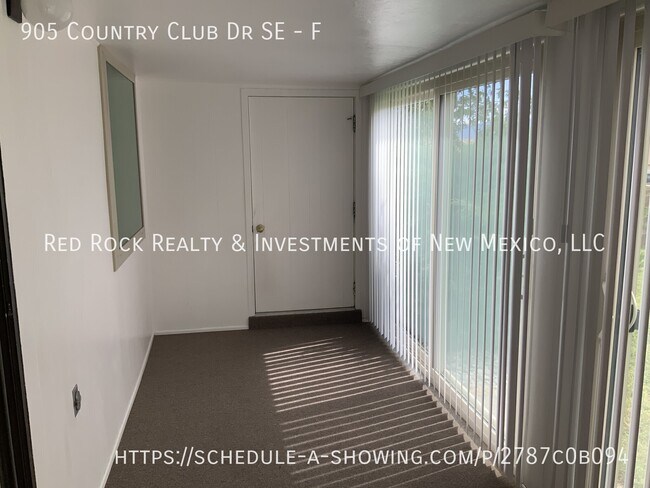 Building Photo - 905 Country Club Dr SE