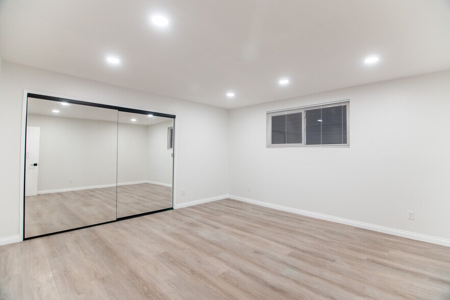 Room 3 - 14700 Friar St