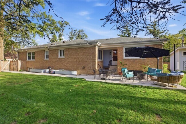 Building Photo - 9237 Lincolnwood Dr