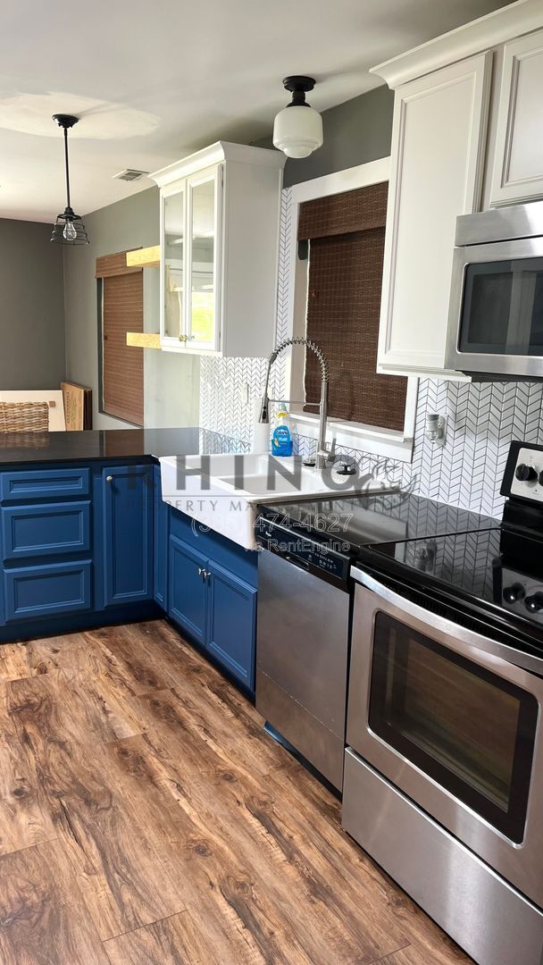 Building Photo - 578 Dexter St W