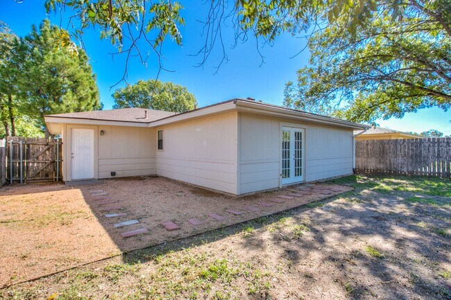 Building Photo - 4 Bedroom Home in Paulann!