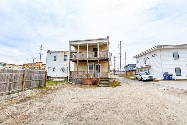 Building Photo - Bright Upper Two Bedroom Unit! Recently Remodeled!