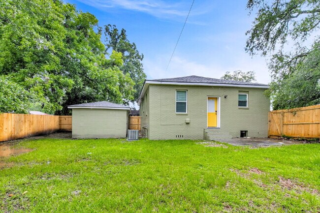 Building Photo - Cute all brick ranch on a large corner lot with fenced in yard and 1 car garage