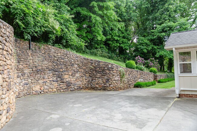 Building Photo - New Listing!