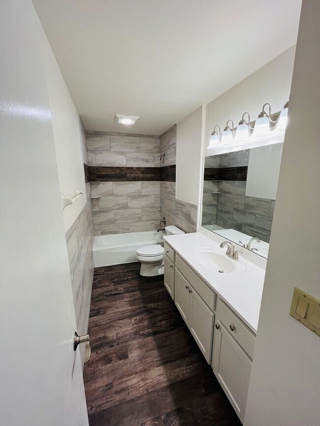 Building Photo - 2000/2004 Wyoming Ave