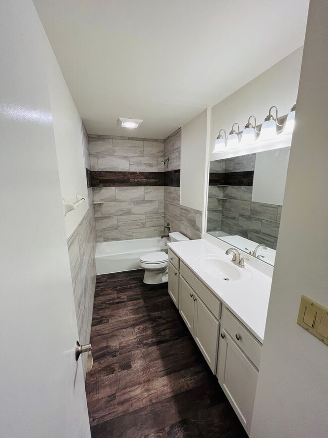 Building Photo - Beautifully remodeled 3 bedroom, 2 bath duplex in Royal Oaks Neighborhood