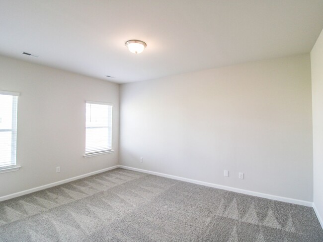 Building Photo - MOVE-IN Ready Home in New Market! $1,200 Rent Special!