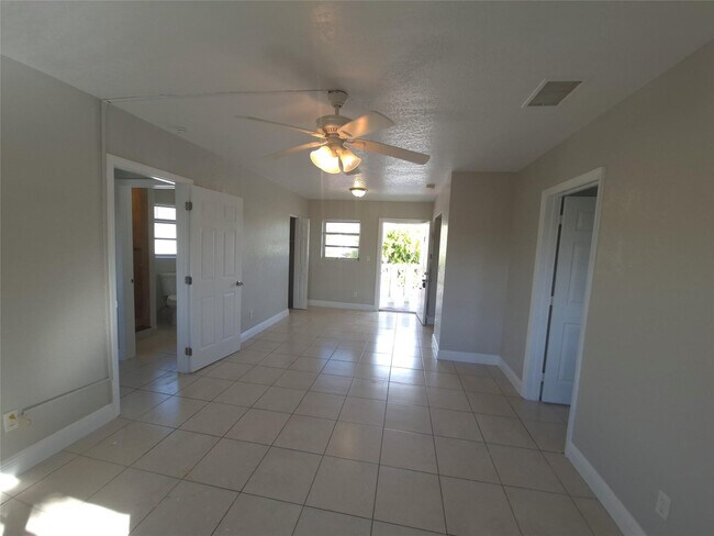 Building Photo - 5810 NE 14th Rd