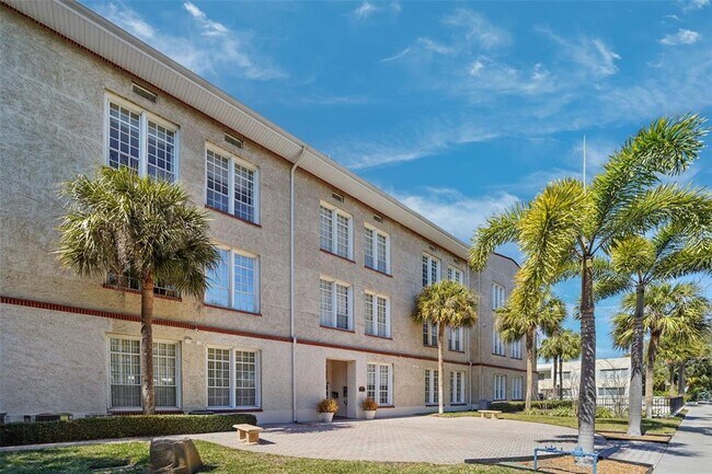 Building Photo - 701 Mirror Lake Dr N